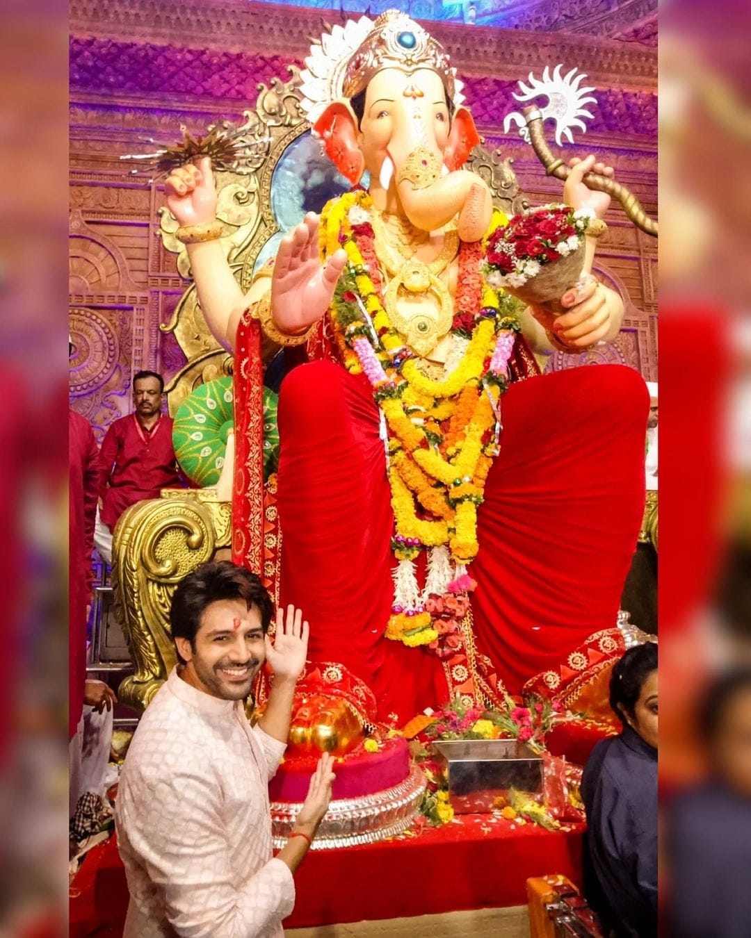 Kartik Aaryan visits Lalbaugh Cha Raja, says, "Thank you bappa for making this a Life changing year"!