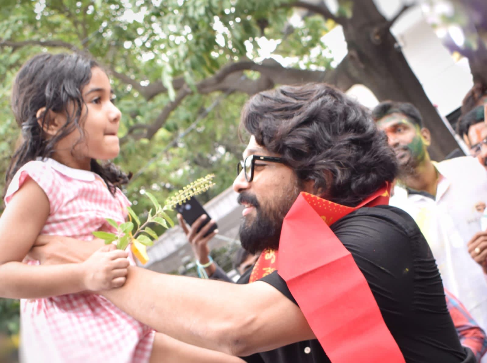 Watch Allu Arjun's Goodbye to Lord Ganesha along with his daughter and the team