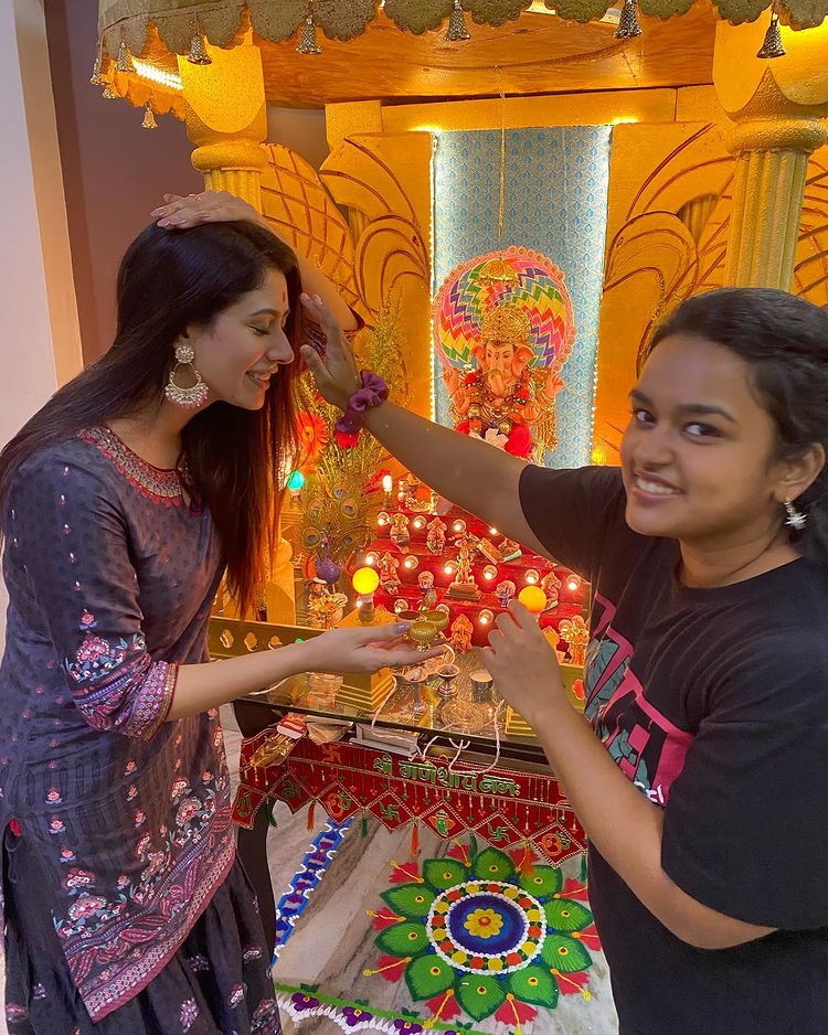 Warina Hussain Gets Brutally Trolled For Ganpati Darshan.