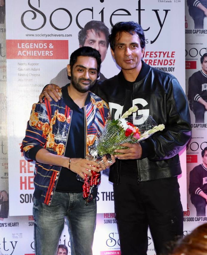 Celebrity Talk show host Karan Singh Chhabra is privileged to Felicitated by Bollywood star and philanthropist Sonu Sood at an evening soirée.