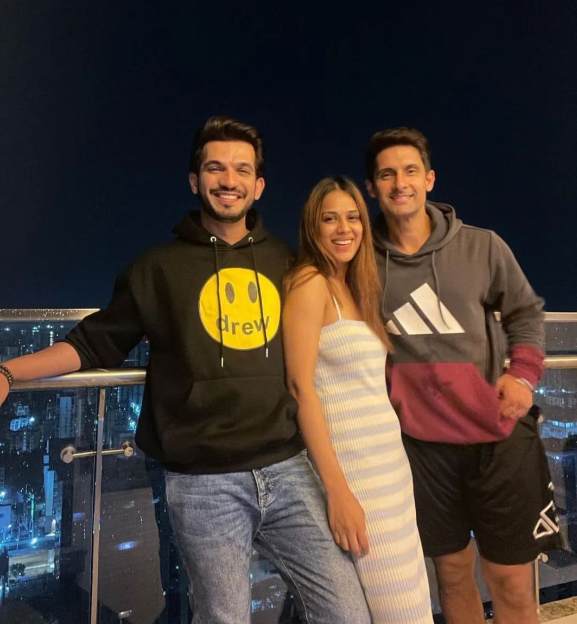 Nia Sharma and Ravie Dubey meet at Arjun Bijlani's new residence; Shares a glimpse of their fun time