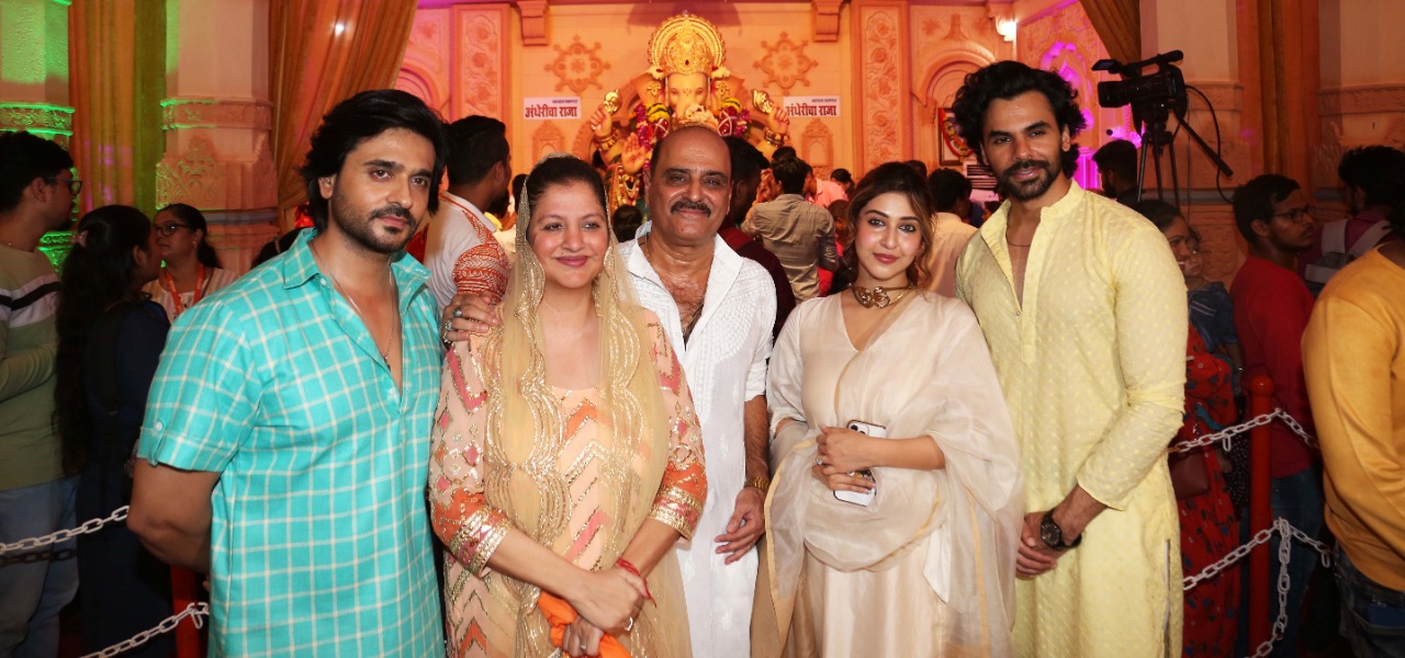 Hindutva team Karan Razdan, Aashiesh Sharma, Sonarika Bhadoria, Ankit Raj, Anup Jalota took blessings of Andheri Cha Raja