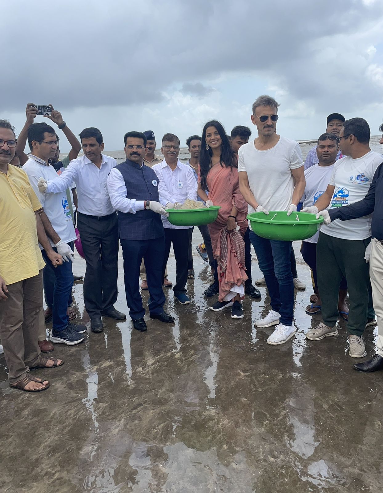Rahul Dev and Mugdha Godse Carry forward "Swachchata Abiyaan" as Ambassadors in parts of Mumbai
