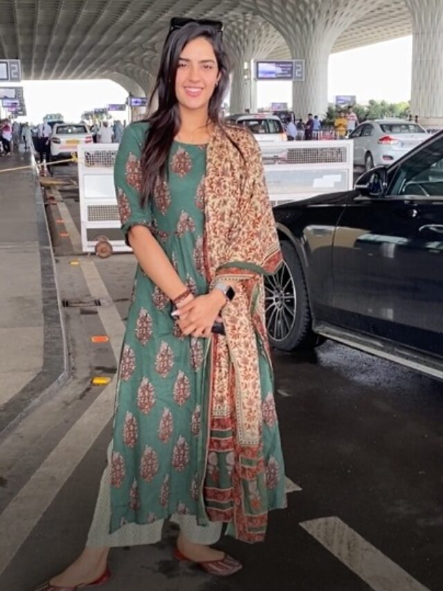 Kavya Thapar looks like a perfect diva in a salwar suit as she gets clicked by the shutterbugs at the Mumbai airport