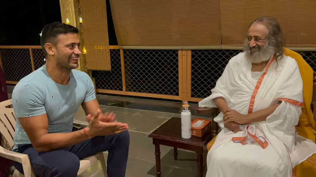Sangram Singh requests Shri Shri Ravi Shankar to reveal the secret of his happiness at the recent world summit