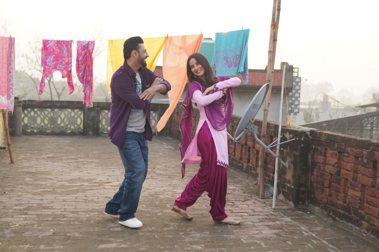 Gippy Grewal & Jasmin Bhasin impress everyone on the sets of Honeymoon! Here’s how!