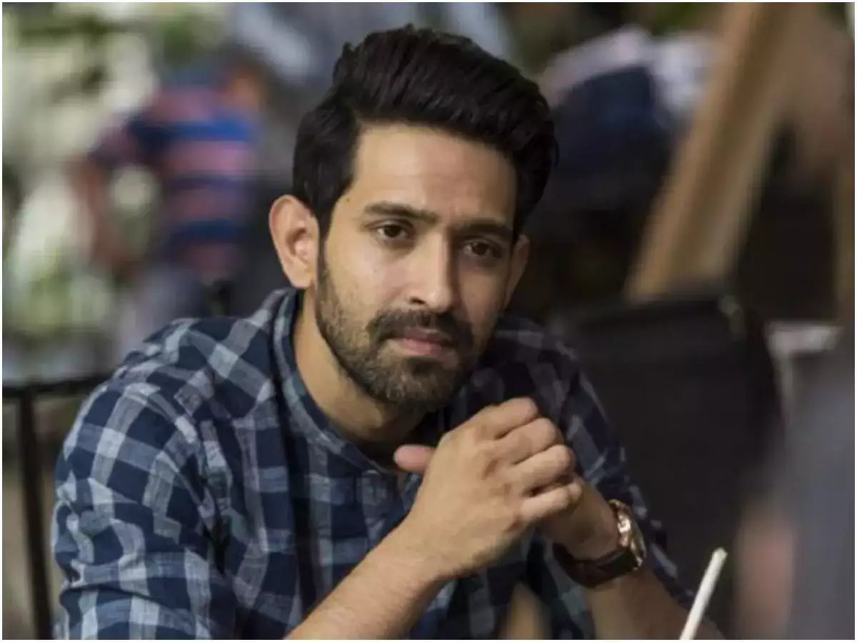 Fans in Delhi gather to watch Vikrant Massey shooting for his next film