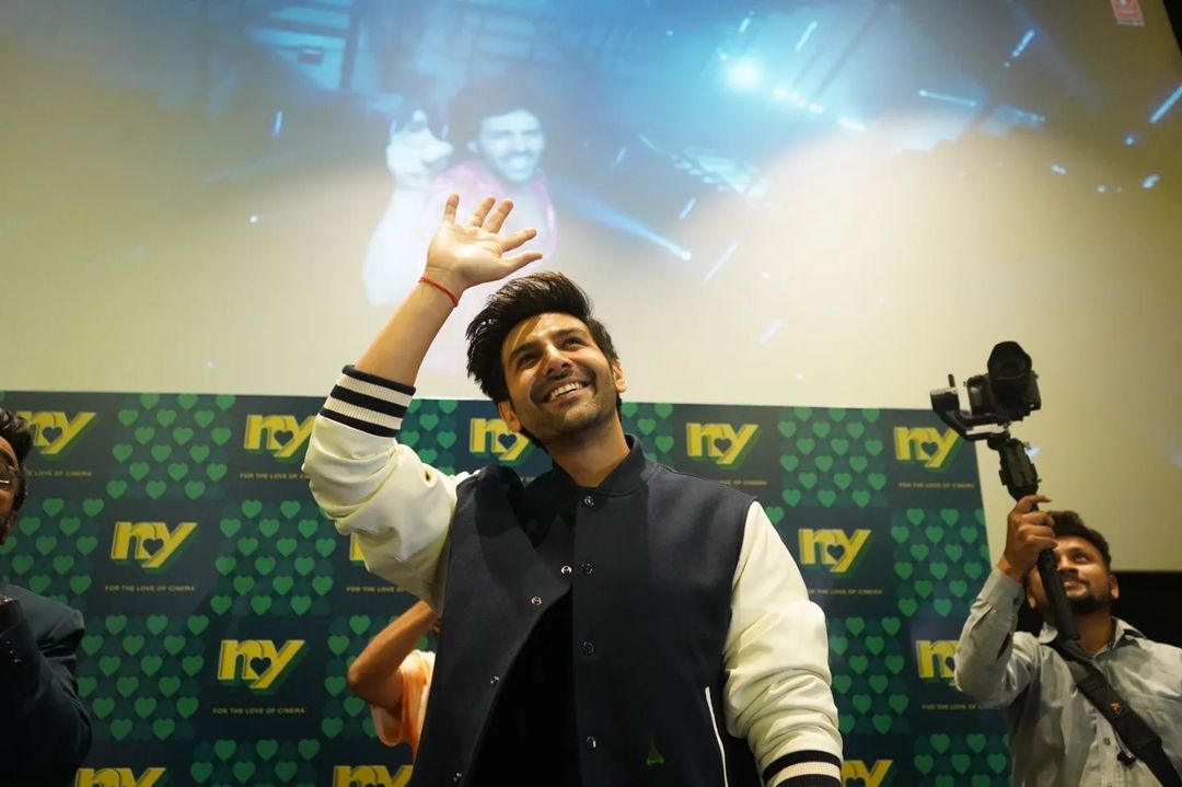 Kartik Aaryan inaugurates Ajay Devgan’s NY theater in Ahmedabad!