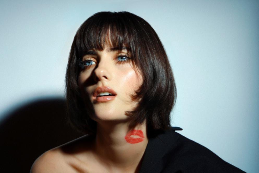 EMELINE EXPLORES THE PAIN OF FRIENDSHIP BREAKUPS ON NEW SINGLE “VENTING TO STRANGERS”