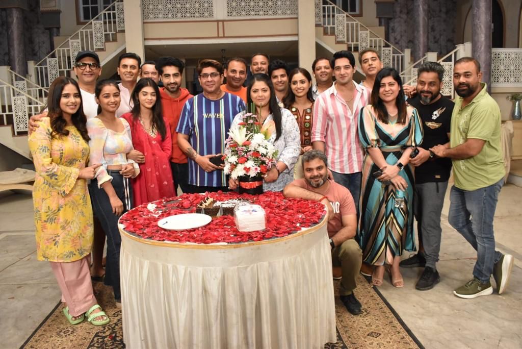 The cast and crew of YRKKH celebrates actress Pragati Mehra’s birthday