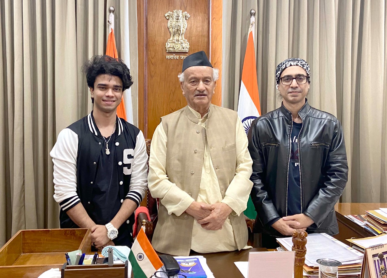 ‘At 5th Moonwhite Films International Film Fest ,Singer Shailendra Singh Received ‘Decade Award’ & Shaan Received the ‘Best Singer’ Award