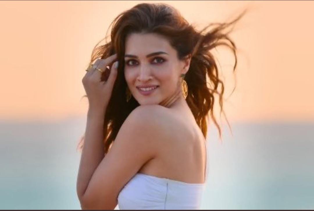 Shehzada: Kriti Sanon sets the temperature soaring high with her hot avatar in Munda Sona Hoon Main!