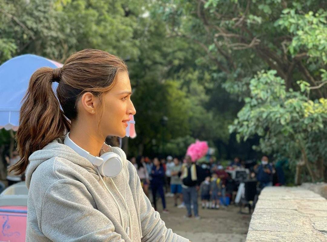 'Samara' Kriti Sanon shares a BTS pic from Shehzada sets, clicked by Kartik Aaryan!