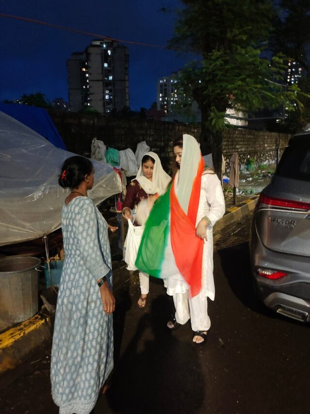 Payal Ghosh, Celebrated Republic Day by distributing food among the Underprivileged