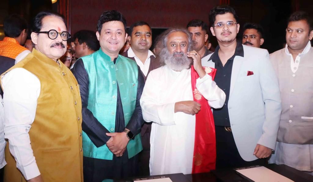 Swapnil Joshi Recieved An Award by Shri Shri Ravi Shankar For his Contribution to Marathi Cinema