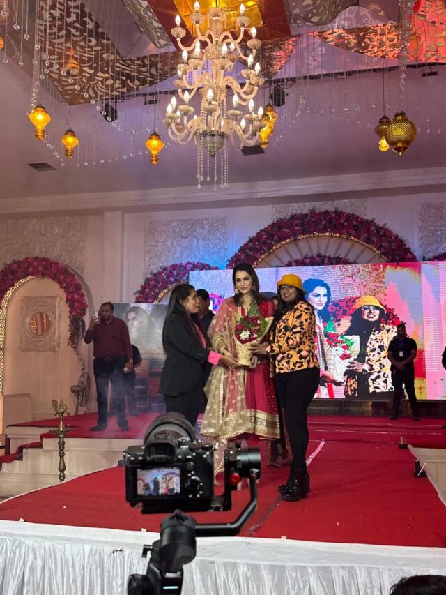 Isha Koppikar Narang Motivated  Women To Pursue their Dreams As She Celebrated International Women's Day in Pandharpur