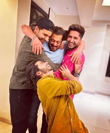 Salman Khan's Candid Moments with "Kisi Ka Bhai Kisi Ki Jaan" Co-Stars Shared by Raghav Juyal