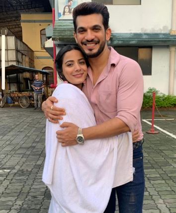 Arjun Bijlani and Nikki Sharma's Rain-Soaked Romance: A Mesmerizing Act Amidst Mumbai's Downpour