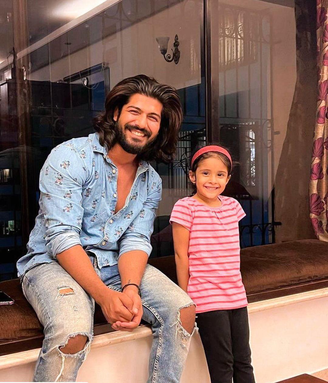 Sheezan Khan's Heartwarming Encounter with a Young Fan
