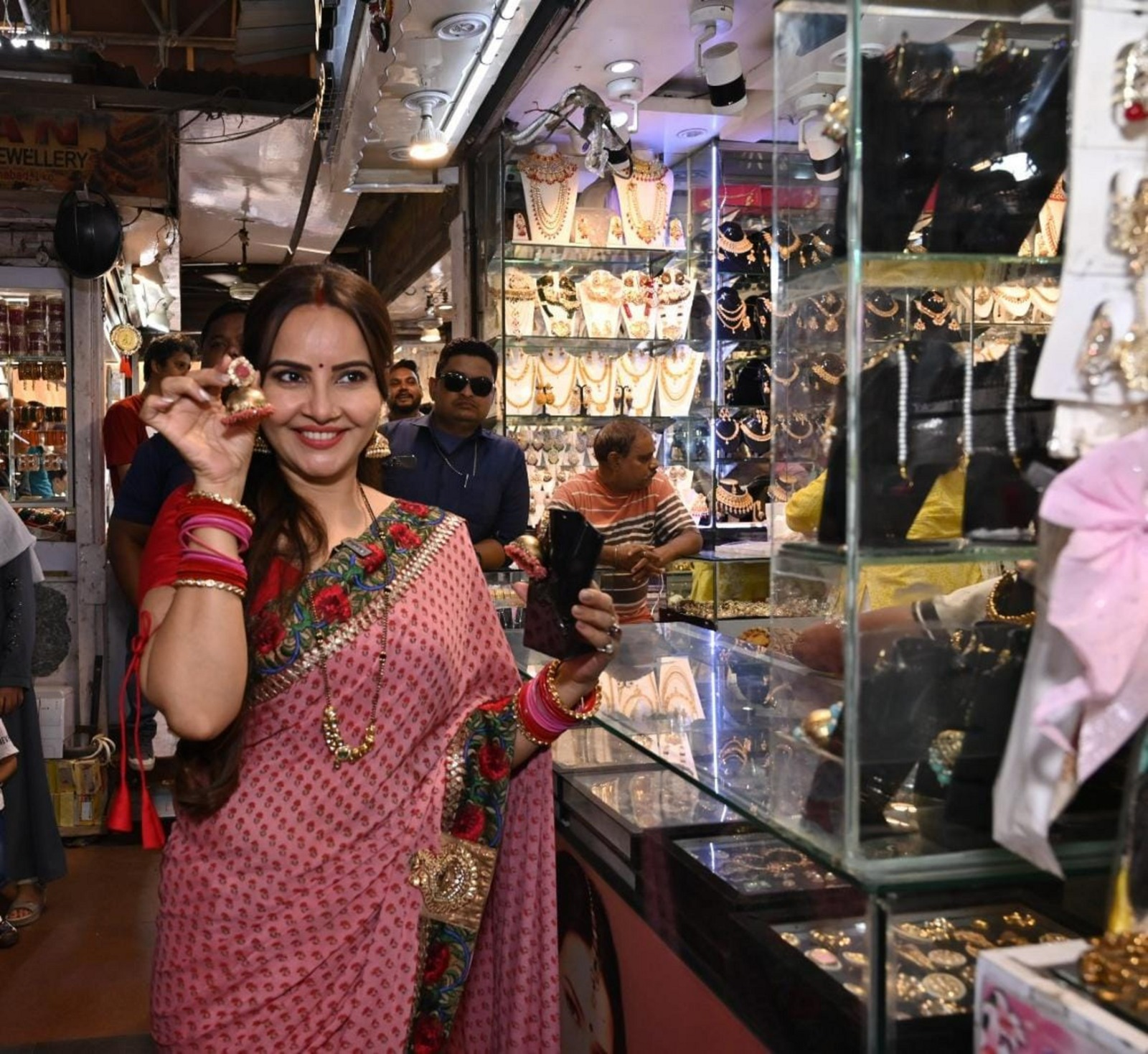 Geetanjali Mishra's Love for Jhumkas Shines Through in Lucknow Shopping Spree