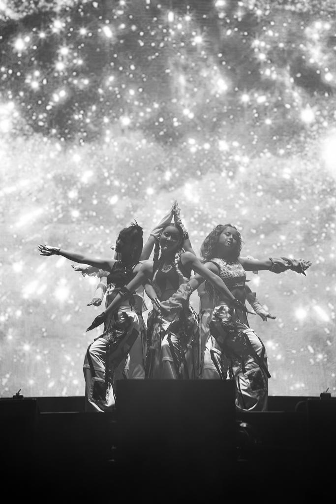 XG's Debut Performance at the 2023 Singapore Grand Prix Ignites the Crowds!