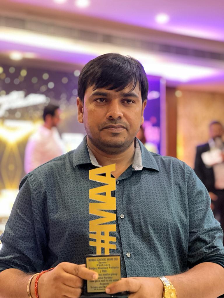 Sanjay Bhushan Patiala received 'VB Mumbai Celebs Achievers Award' from Hiten Tejwani.