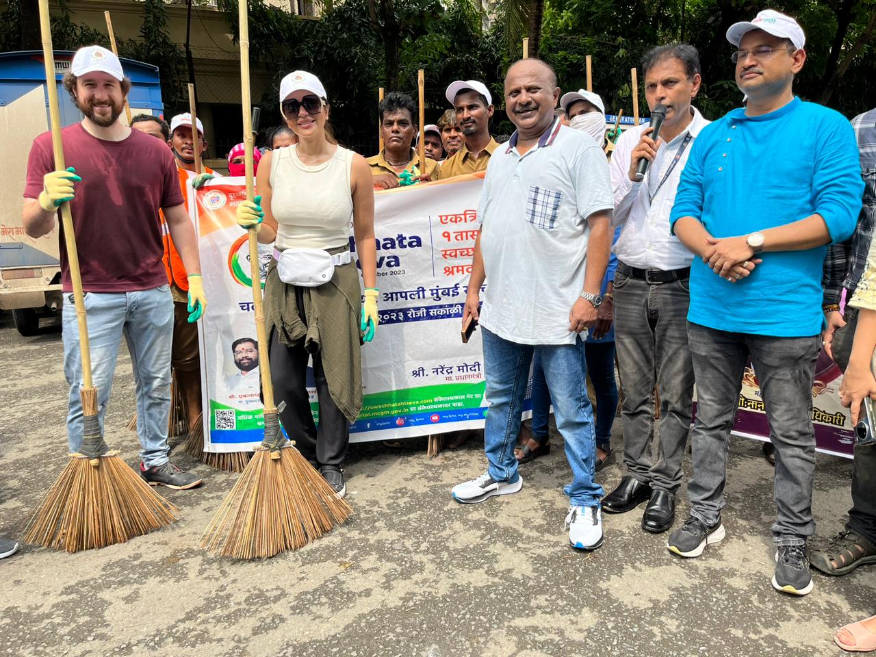 Shama Sikander Joins 'Swachh Bharat Abhiyan' to Promote Cleanliness and Hygiene with BMC Workers and College Students