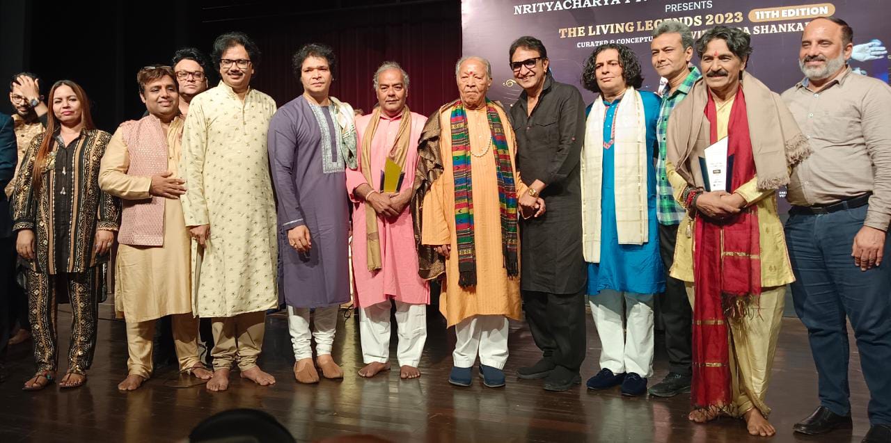 Padmavibhushan Pandit Hariprasad Chaurasia honored by Nrityacharya Pt. Virendra Shankar of Gaurishankar Foundation