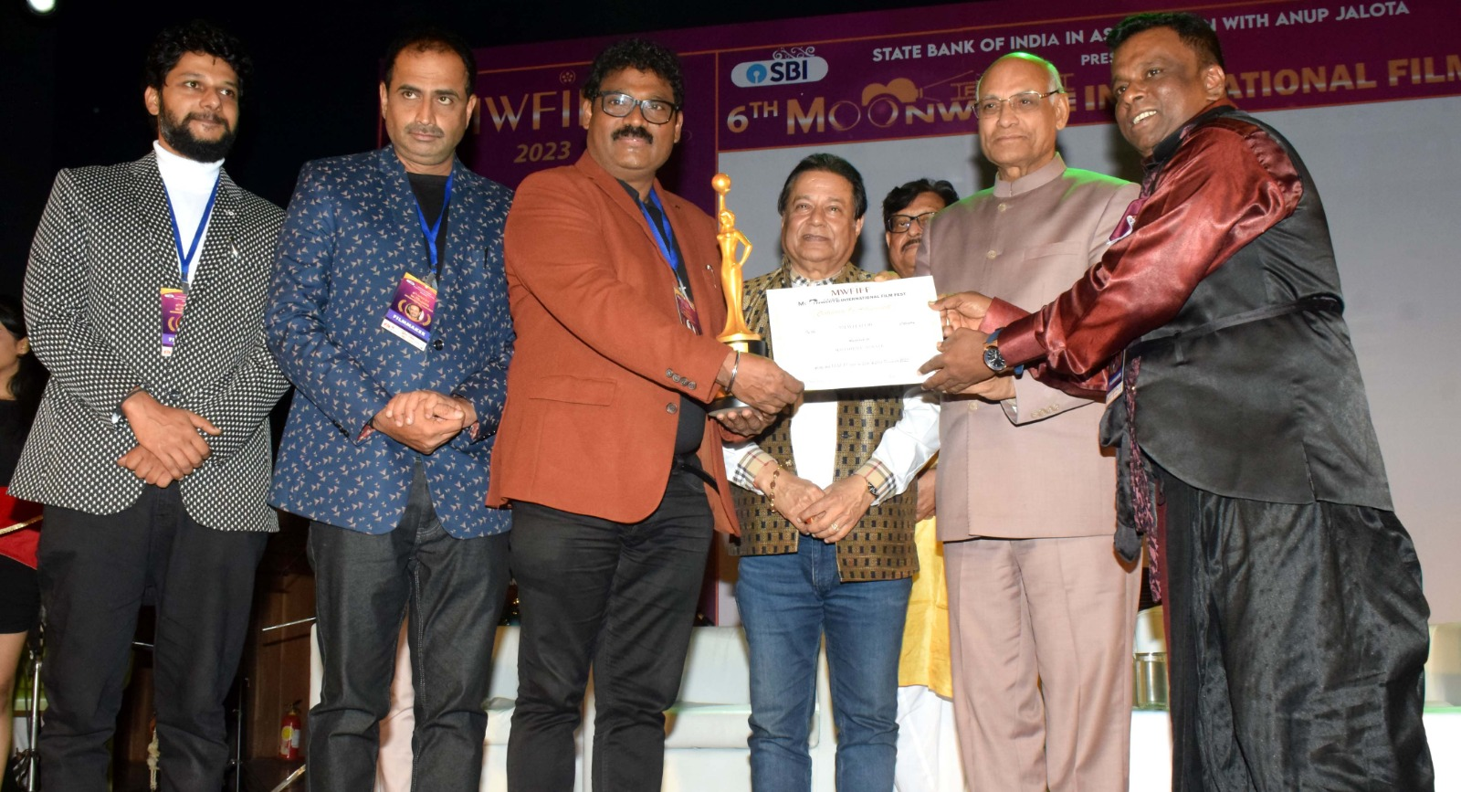 "Sudhir Attavar Clinches Best Director Award for 'Mrityorma' at 6th MWFIFF: A Triumph of Artistic Excellence"