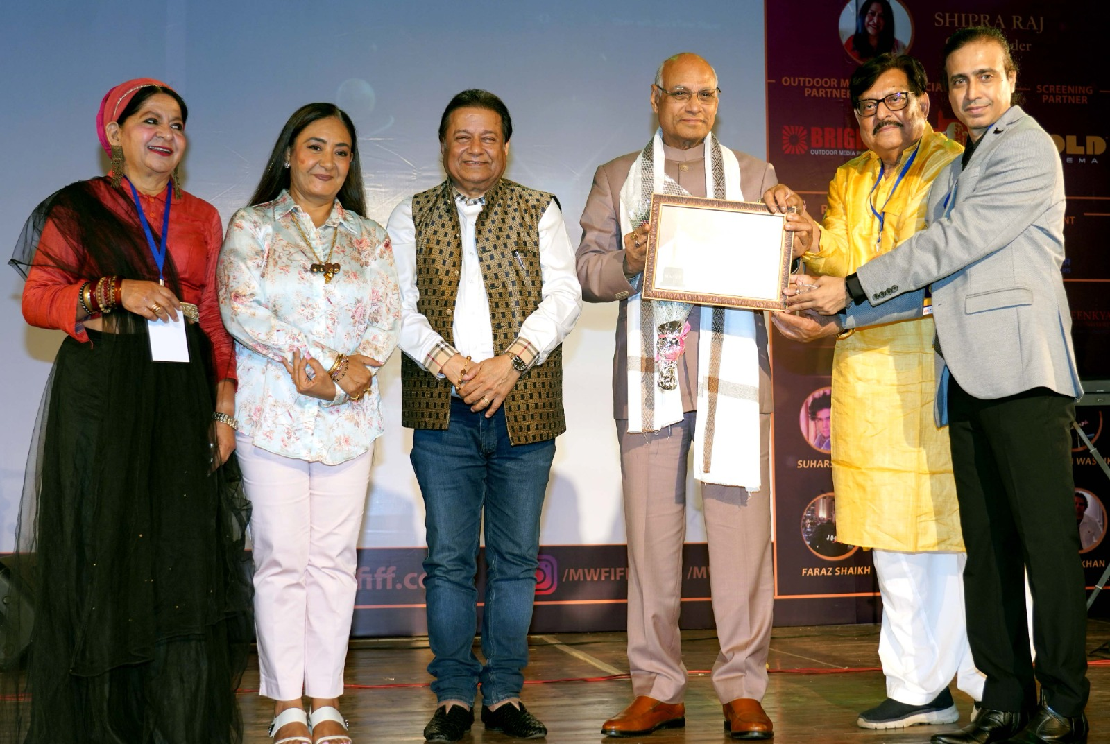 Celestial Moments at the 6th Moonwhite Films International Film Festival: Maharashtra Governor Ramesh Bais Gracefully Attends Awards Ceremony