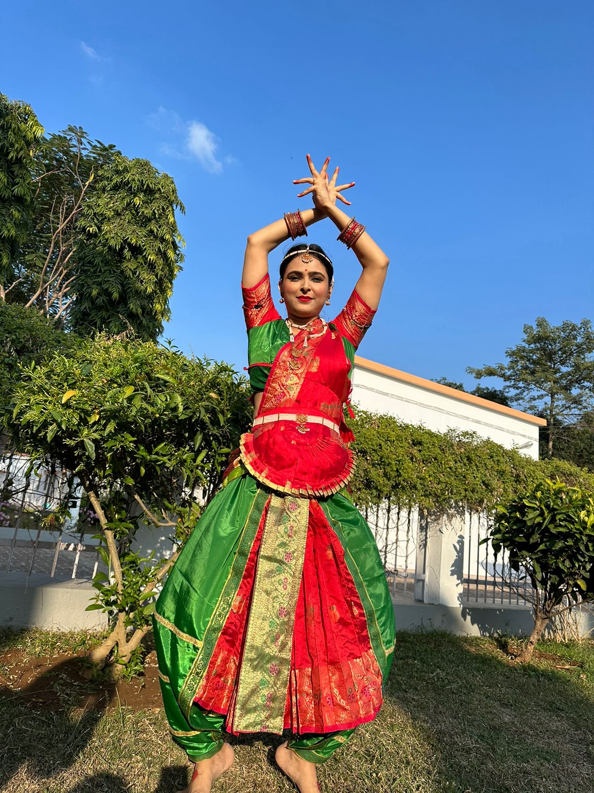 Madhurima Tuli Glows in Traditional Avatar, Showcases Dance on 'Radha Kaise Na Jale'