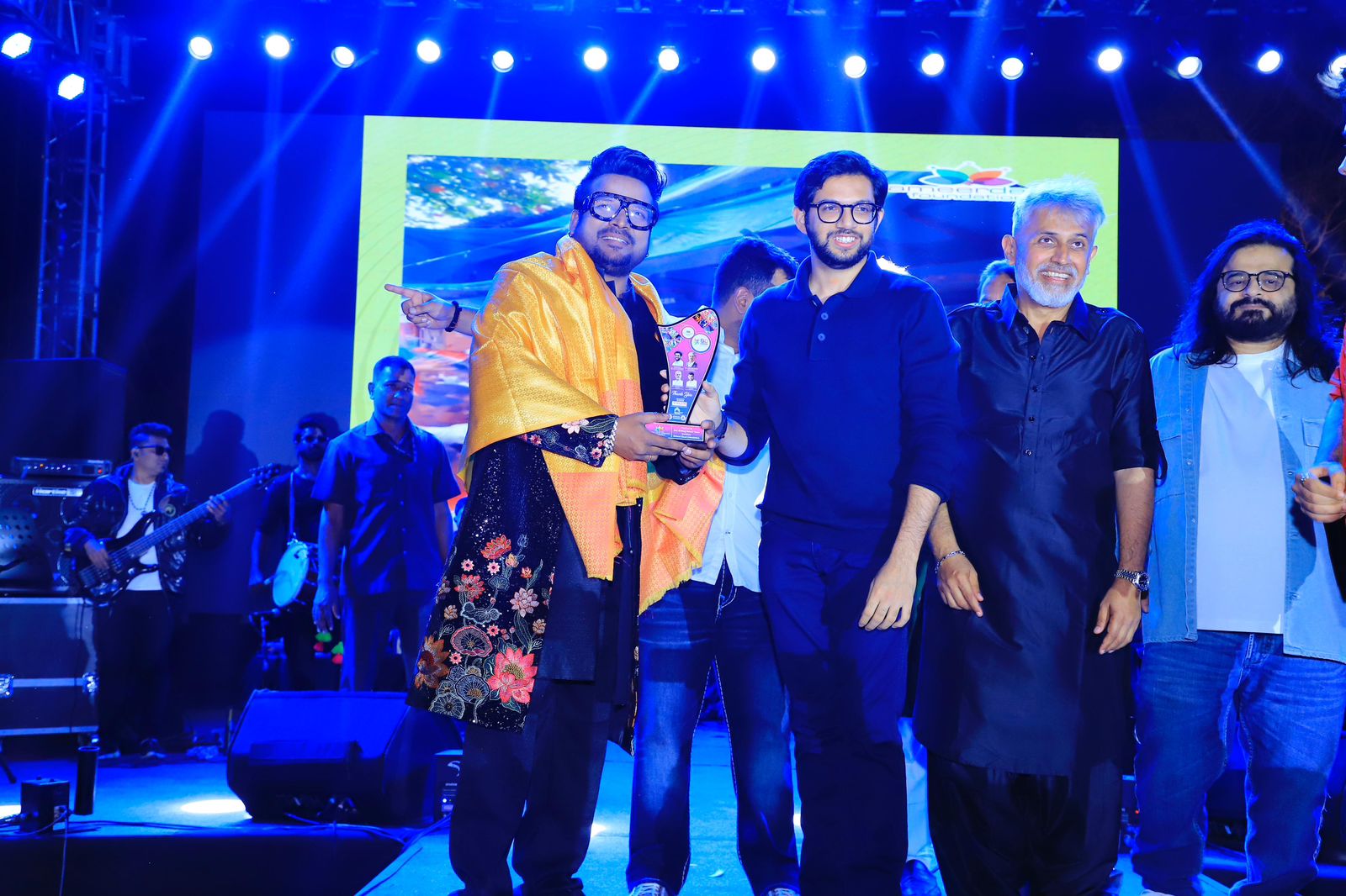 Singer Shahid Mallya shares a moment of pride on-stage with Aditya Thackeray, Pritam & other respected dignitaries, netizens love the happy moment