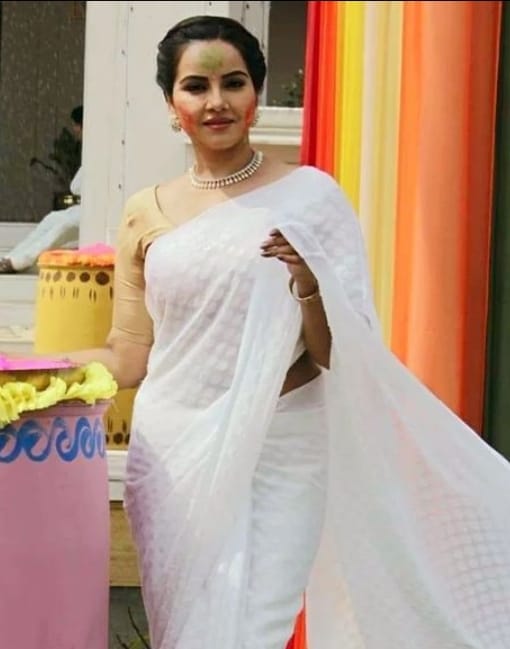 A festival full of colors, ready to color stars in Holi!