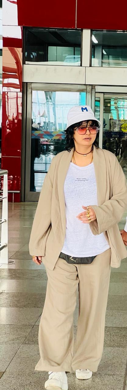 Manisha Ranawat Spotted in Gurgaon: Enjoying the City Vibes with Friends