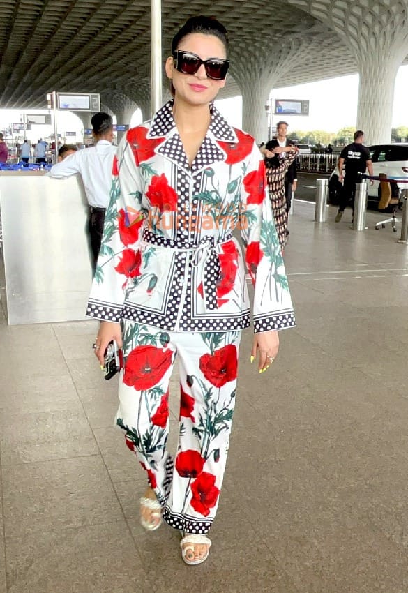 Watch: Urvashi Rautela wins hearts at the airport as she gets pleasantly surprised by paps, spotted in a Dolce Gabbana Dress & Rolex watch, the total worth of which is a whopping more than 1 crore ,