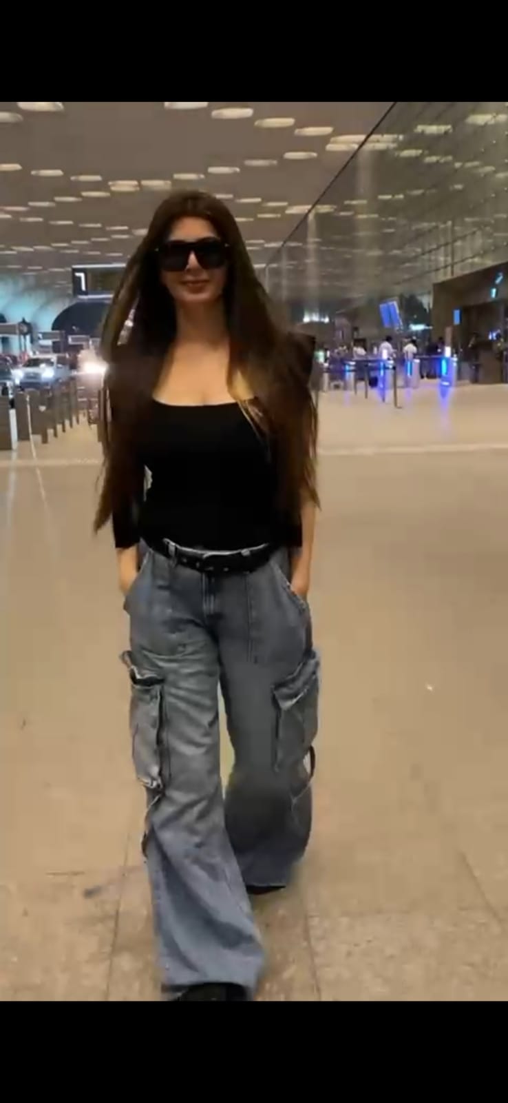 Watch: The stunning Kainaat Arora looks ultra-glam and stylish in black at the airport, netizens can't keep calm