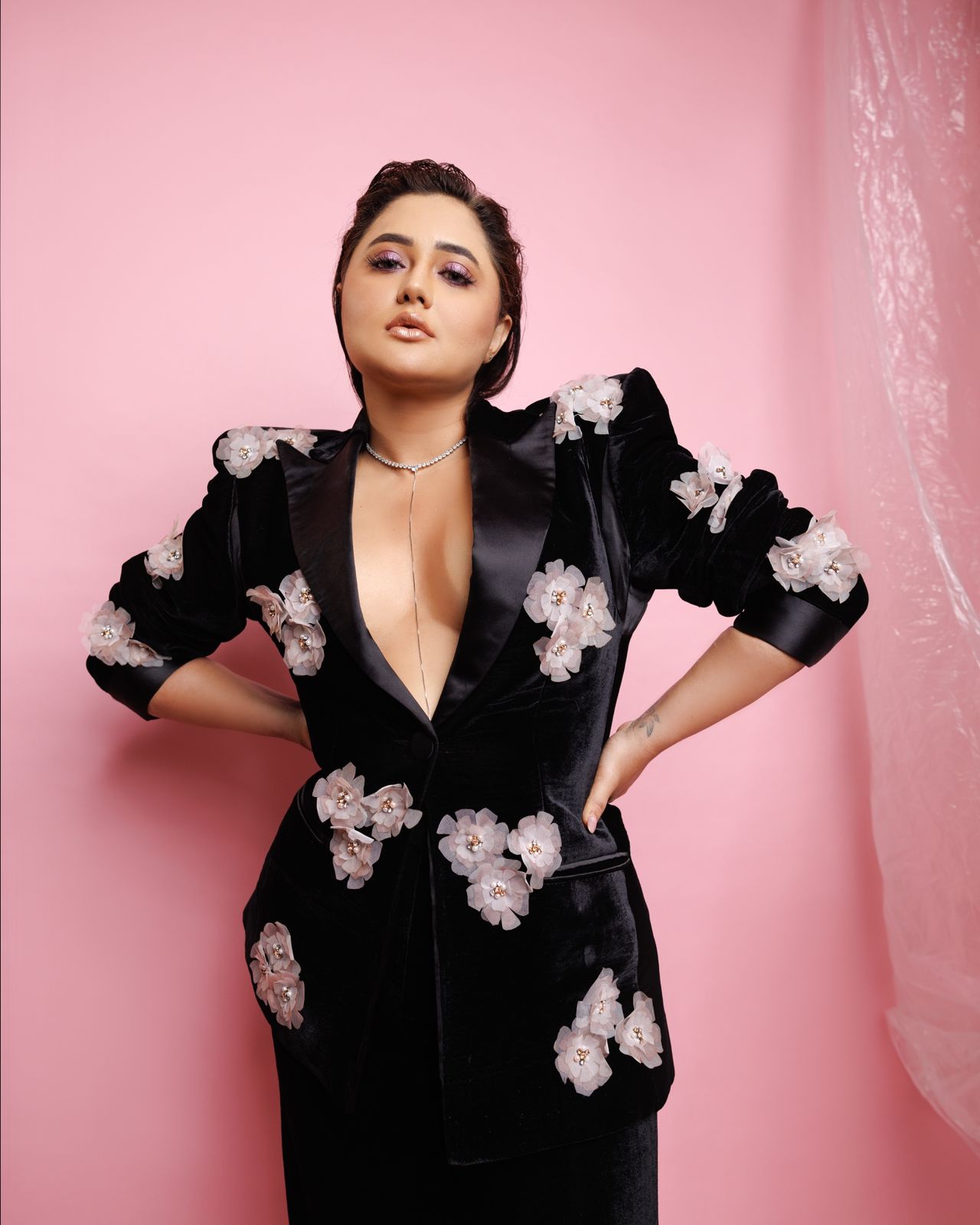 Watch: Rashami Desai looks insanely gorgeous and breathtakingly beautiful in a velvet blazer set with 3D flower embellishments, check out