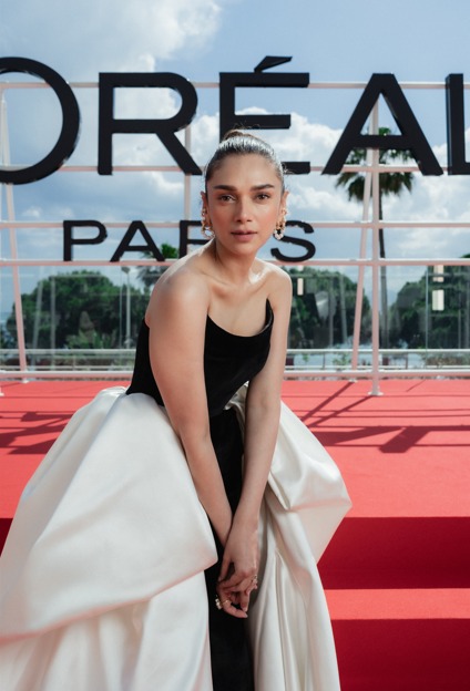 Aditi Rao Hydari Unveils Her Red Carpet Look at Cannes Film Festival 2024, Embraces Glamour with L'Oréal ParisPerfected her look with L'Oréal Paris' cult-favourite beauty essentials