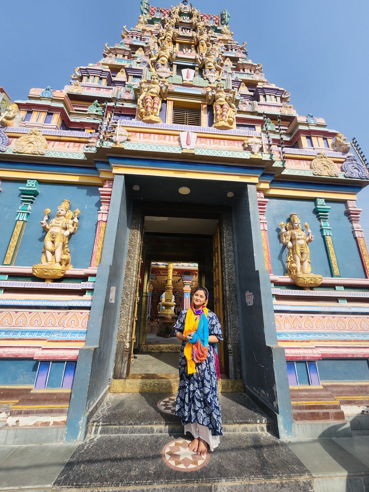 Rashami Desai visits Ram Mandir in Ayodhya to seek blessings, receives love and respect for standing in queue like an ordinary citizen