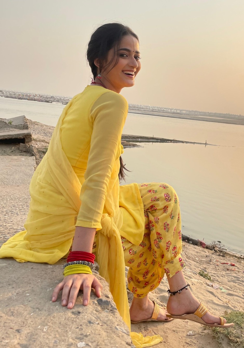 'Ishq Jabariya' Actress Siddhi Sharma’s Bihari Accent Wins Hearts of local in Prayagraj