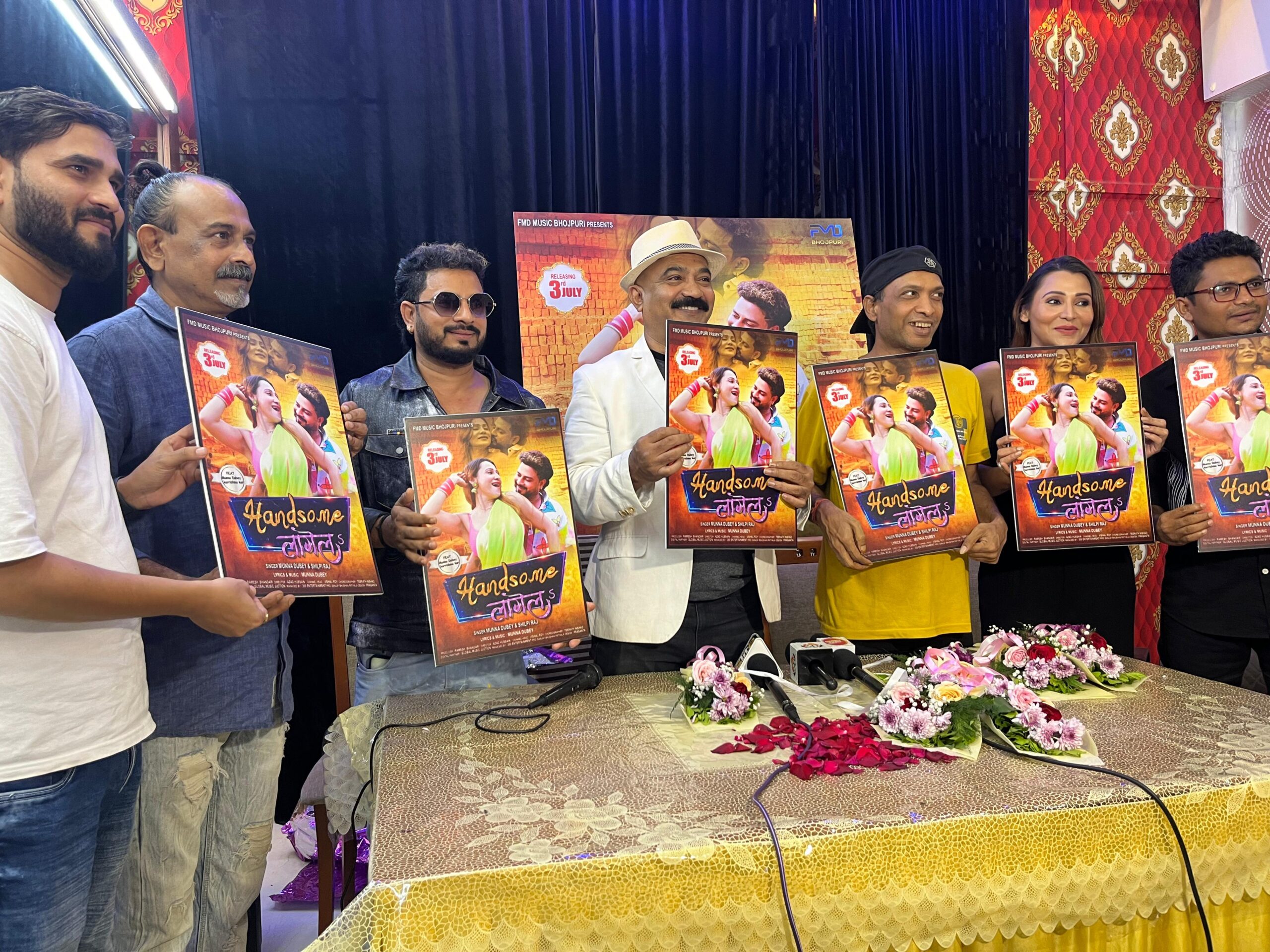 Karishma Kar and Munna Dubey are bringing a new Bhojpuri album Handsome Lagelu on FMD Bhojpuri.