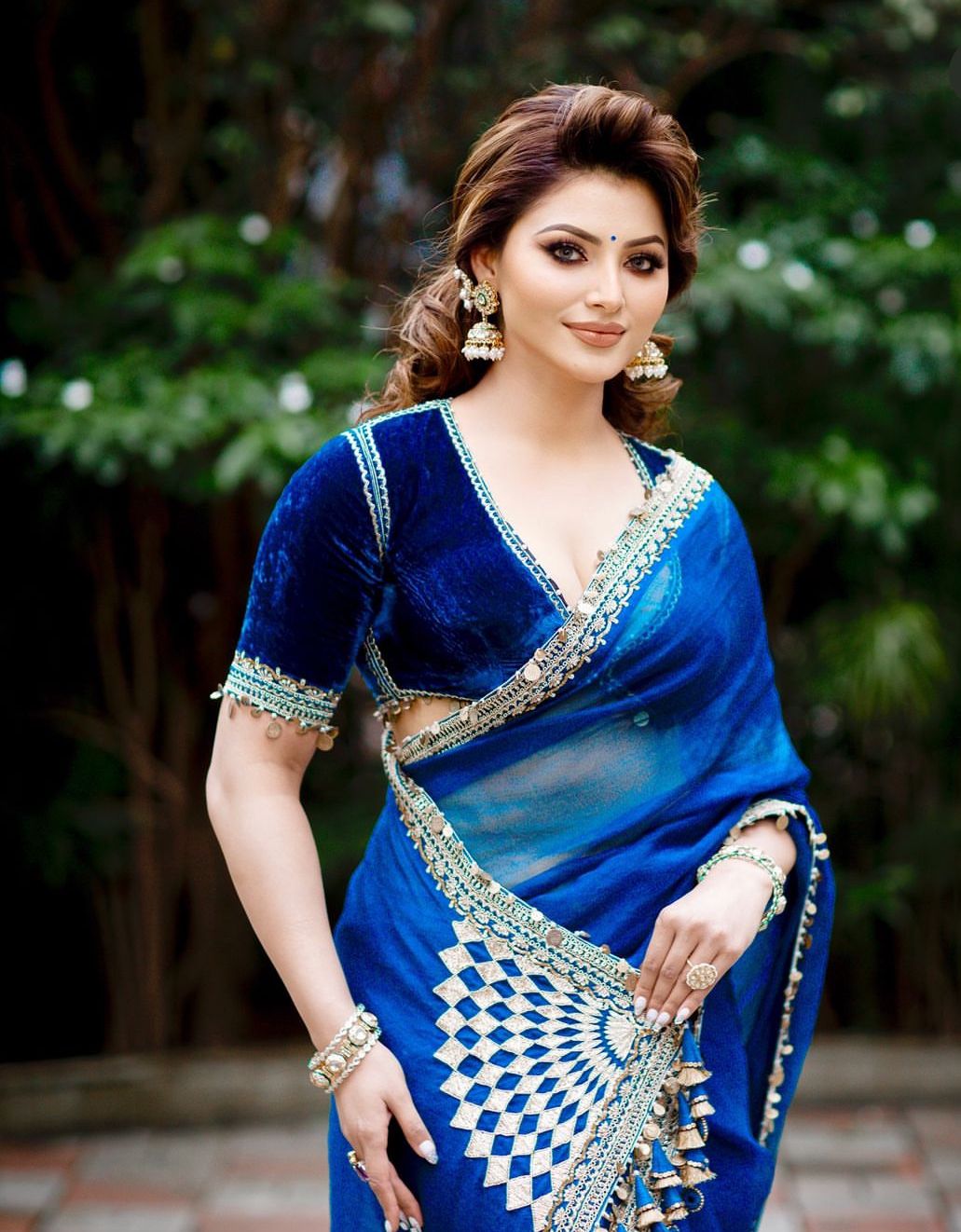 Breaking: Urvashi Rautela seeks blessings of the almighty at the auspicious Hanuman Chatti, netizens melt in awe of her soulful and heartwarming pictures from the temple