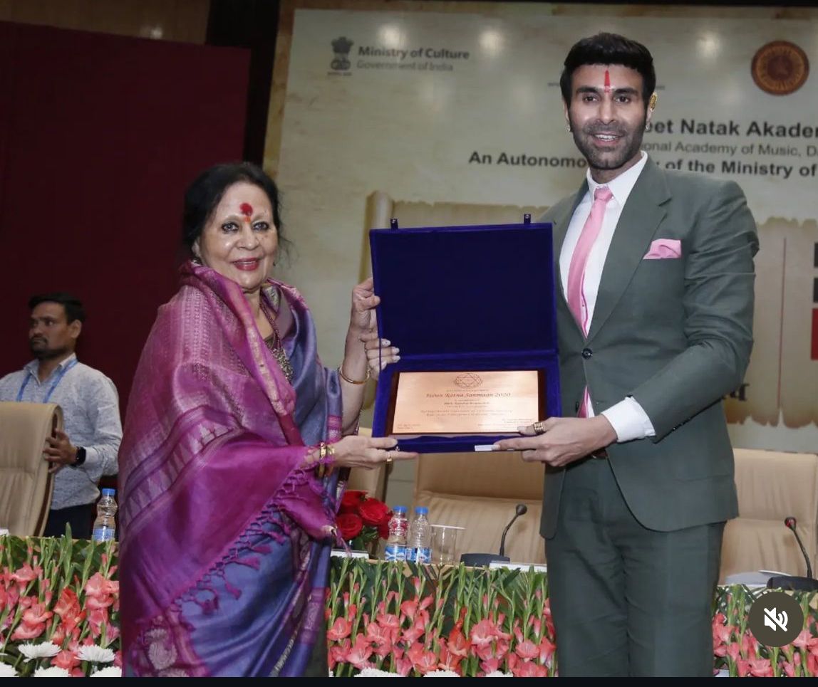 Sonal Mansingh honours Sandip Soparrkar with Jeevan Ratan Sanmaan at Sangeet Natak Akademi