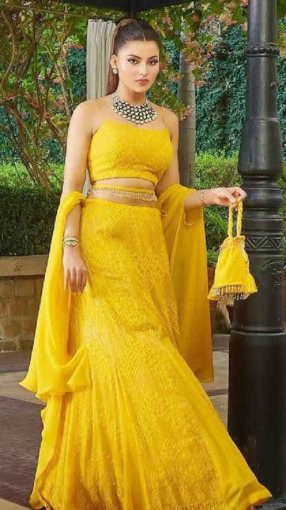 Urvashi Rautela's house to heap praises on her, spotted talking about cricketer Rishabh Pant!