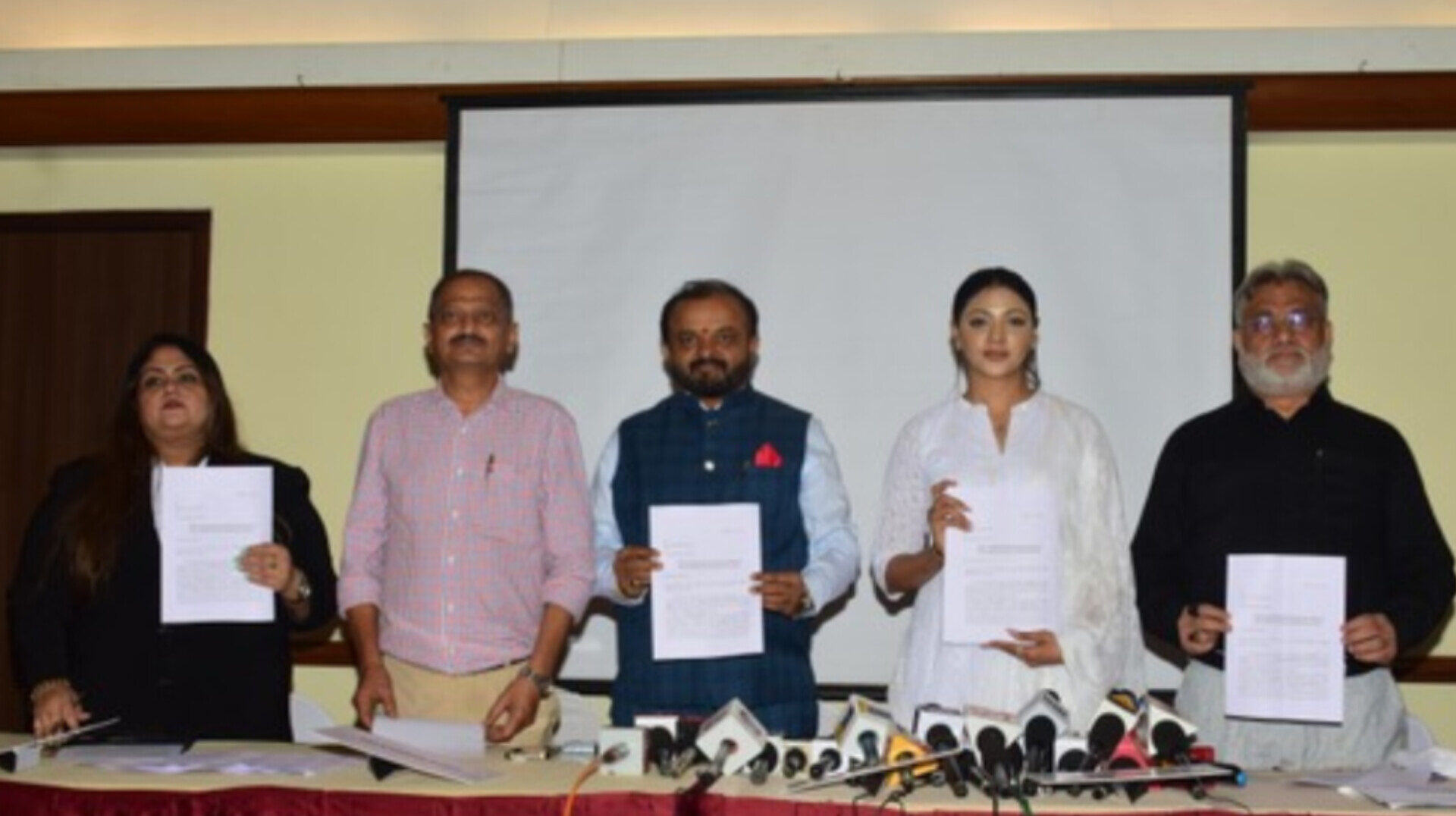 Fraud involving Shah Rukh Khan, Kareena Kapoor Khan under the guise of the Dadasaheb Phalke Award exposed