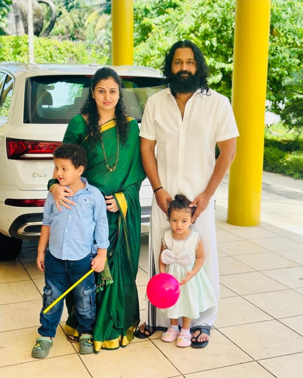 Family man Rishab Shetty wishes everyone a Happy Makar Sankranti!