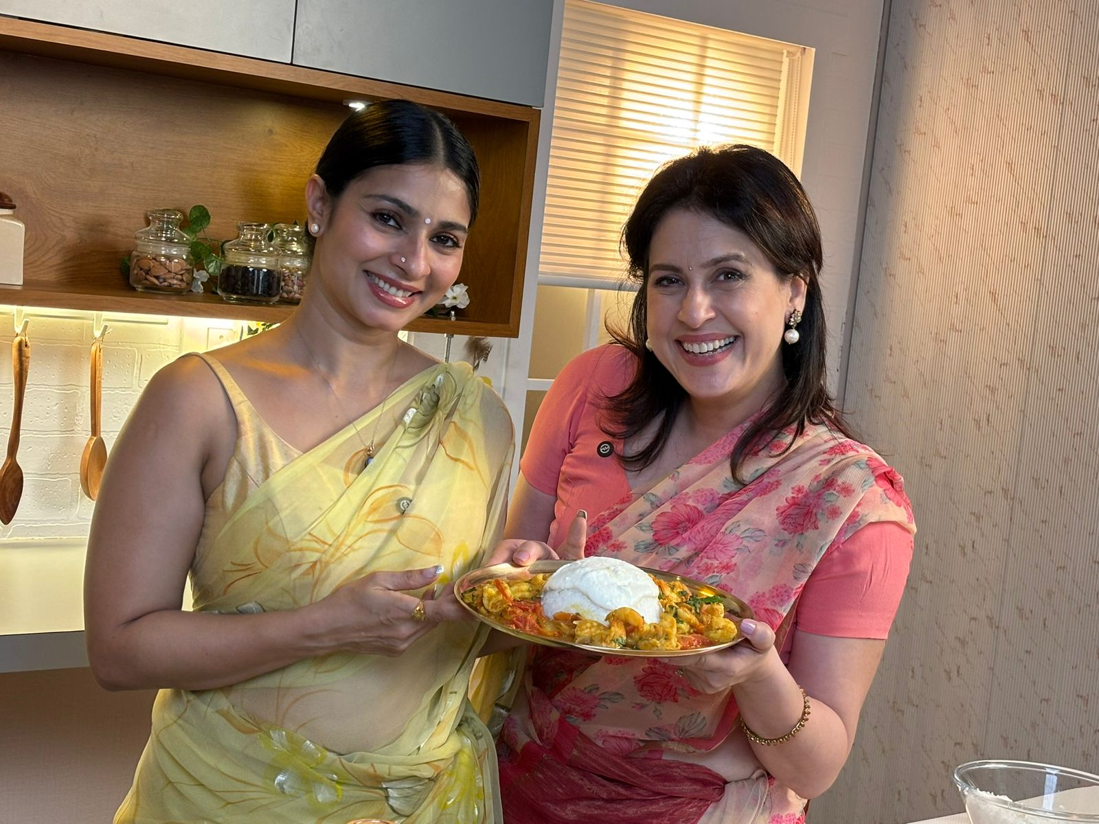 Tanishaa Mukerji flaunts her culinary expertise like a pro, prepares yummy and delicious prawns bhujne on celebrity chef Amrita Raichand's show!