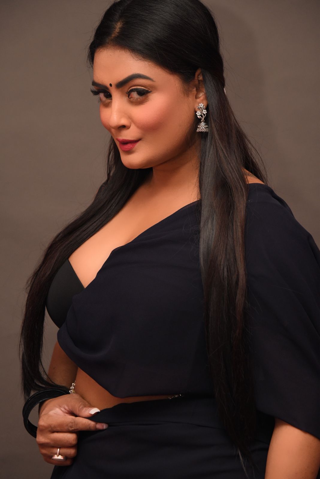 Twinkle Kapoor looks in a black saree