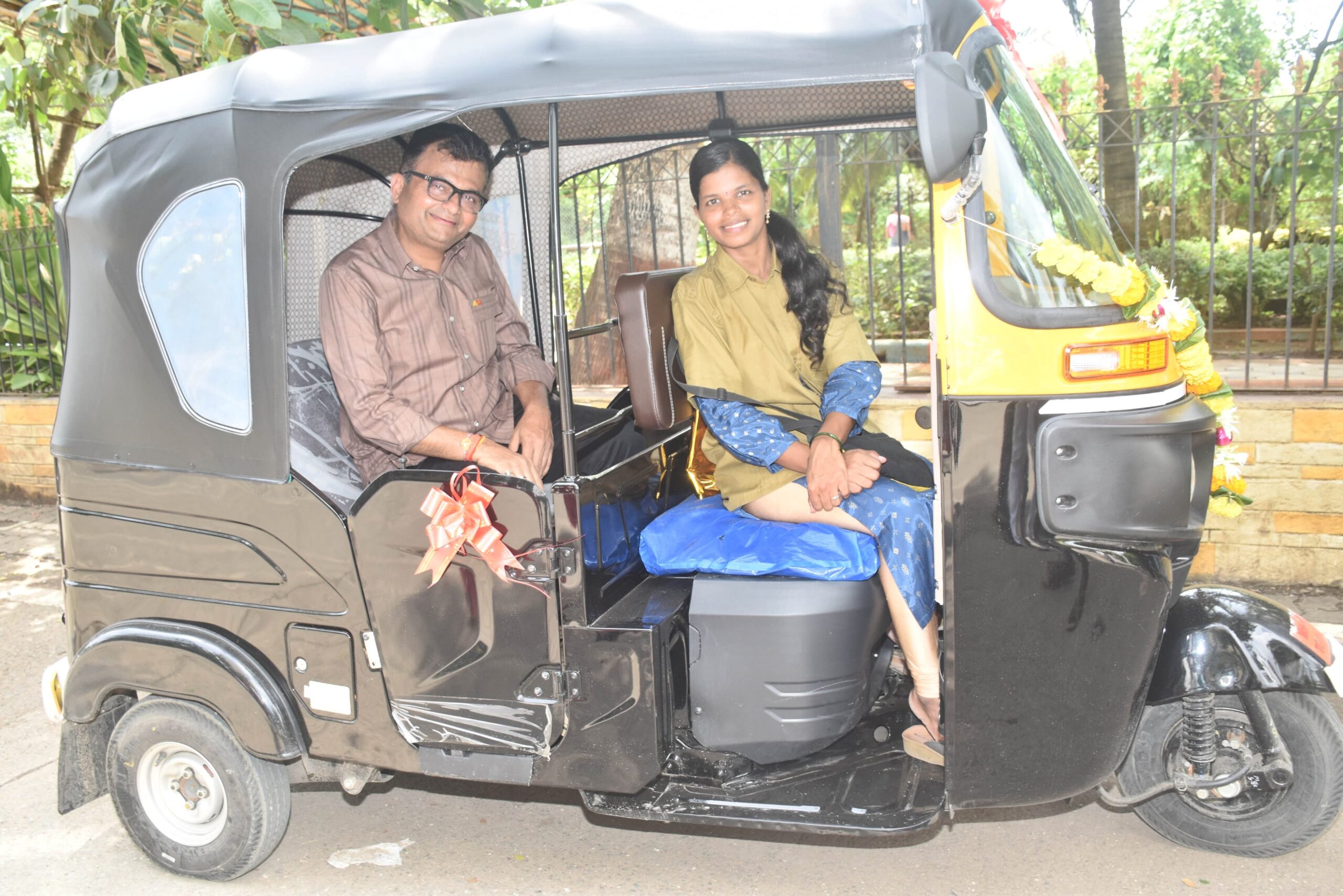 Dr Aneel Kashi Murarka Gifts Auto Rickshaw to Woman Driver Supporting Cancer-Stricken Husband & Daughters