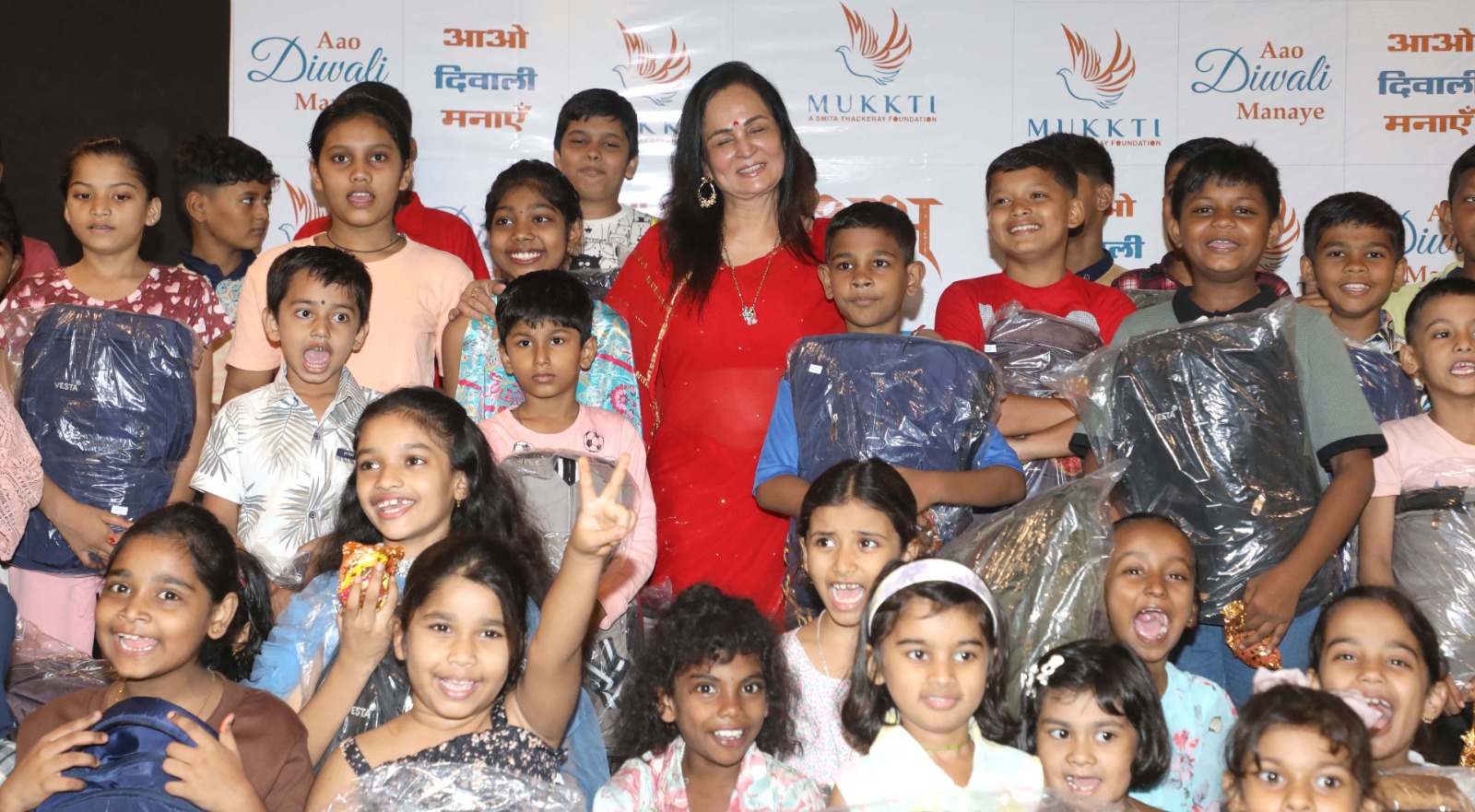On Diwali, Mukkti Foundation President Smita Thackeray Distributes School Bags to Slum Children